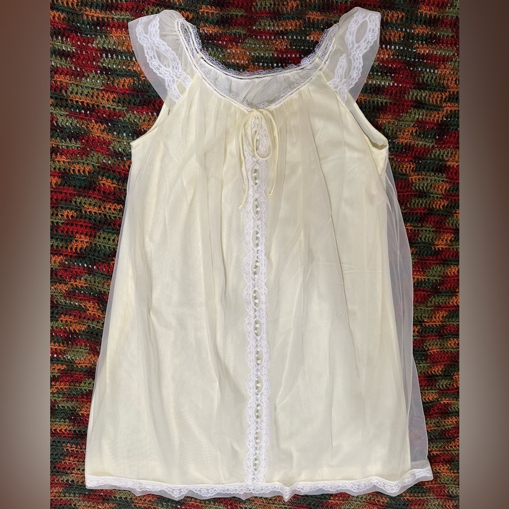 ❌SOLD❌60’s Yellow Floral Lace Babydoll Lingerie by Miss Elaine Sabrina Carpenter